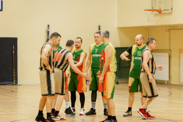 Lietuvos vėliavos spalvų  marškinėliais pasidabinusi komanda SK ,,Achespo" šiuo metu yra sunkiai sustabdomi senjorų lygoje. 